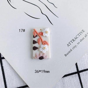 Detalle de colgante DIY de arcilla polimérica de 36x19mm con flores 3D blancas y rosas