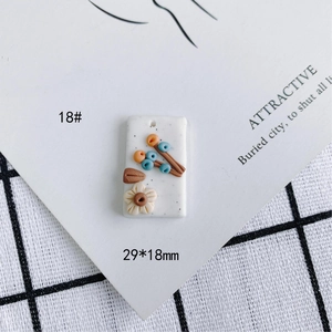 Detalle de dije floral de arcilla polimérica para joyería DIY, medida 29x18mm