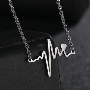 Collier battement de cœur avec pendentif ECG et petit cœur sur une chaîne classique