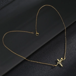 Mise en scène créative du collier battement de cœur en or 18k formant un cœur sur fond noir