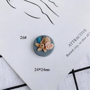 Vista macro detallada de un dije de flor de 24mm para accesorios de joyería DIY
