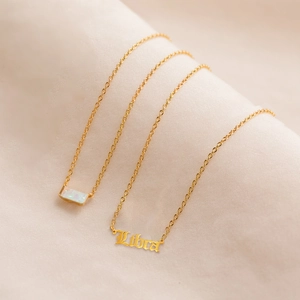 Zweiteiliges goldenes Halsketten-Set mit Opal-Anhänger und Libra-Sternzeichen-Schriftzug