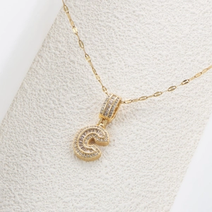 Collana dorata con pendente a lettera C grande e zirconi brillanti per donna