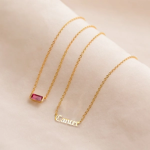 Vue macro du collier Cancer plaqué or 18 carats avec pendentif en cristal rose