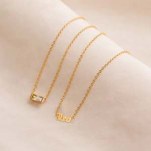 Détail du collier signe Léo plaqué or 18K avec pendentif zircon vert rectangulaire