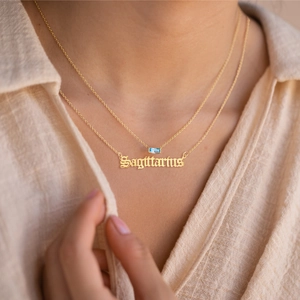 Collana a due strati in acciaio placcato oro 18K con pietra blu e ciondolo Sagittario