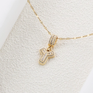 Dettaglio della collana con ciondolo lettera Y dorata e intarsio in zircone lucido
