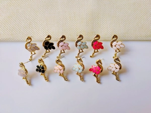 Set mit sechs bunten Flamingo-Ohrsteckern aus Emaille in verschiedenen Pastellfarben