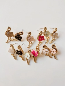 Bunte Flamingo-Ohrstecker Set mit Goldlegierung Rahmen und Emaille-Füllung auf weißem Grund