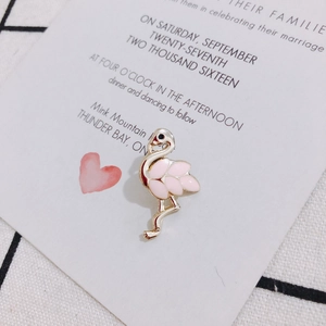 Detailaufnahme Flamingo-Anhänger aus goldfarbener Legierung mit rosa Emaille-Überzug