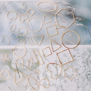 Detailansicht verschiedener goldener geometrischer Rahmen für DIY-Ohrringe und Schmuck