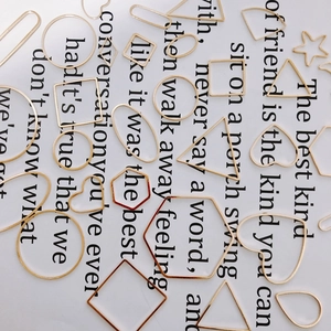 Makroaufnahme verschiedener vergoldeter geometrischer Metallrahmen für DIY-Schmuck