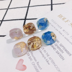 Detailansicht quadratischer Harzanhänger mit Trockenblumen und Goldfolie auf Karten