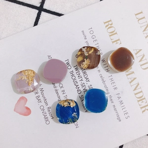 Quadratische Harzanhänger mit Blattgold und Trockenblumen für DIY Schmuckzubehör