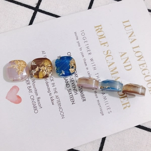 Details von quadratischen Harzanhängern mit Goldfolie und Blumen für Schmuck