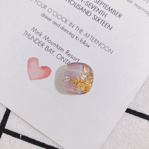 Makroaufnahme eines lila Harz-Anhängers mit Goldflocken und Trockenblumen für DIY-Schmuckbau