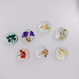 Flachbild von quadratischen Harzanhängern mit Trockenblumen für DIY-Schmuckherstellung