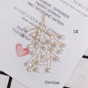 Makro-Detail eines 55x42mm Goldzweig-Anhängers mit weißen Perlen für DIY-Schmuck