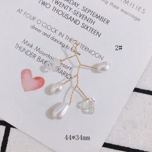 Makro-Detail des 44x34mm goldenen Astanhängers mit weißen Perlen und Kristallperlen