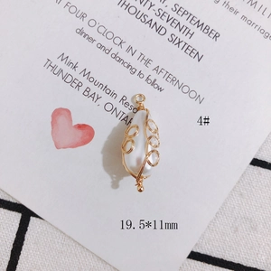 Detail eines handgefertigten Perlenanhängers mit Goldspirale für DIY-Schmuck, 19,5x11mm
