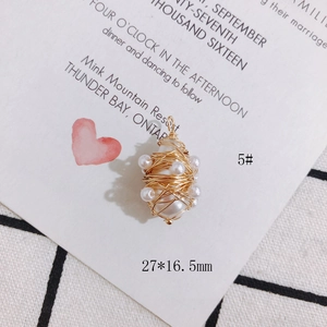 Detailansicht des goldumwickelten Perlenanhängers in Tropfenform für DIY Schmuck