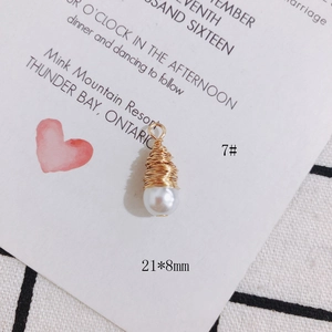 Makroaufnahme von 21x8mm drahtumwickeltem Perlenanhänger mit Golddraht für Schmuckdesign
