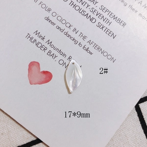 Makroaufnahme von 17x9mm weißen blattförmigen Schalenzubehör mit feinen Texturen