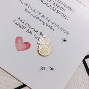Makroaufnahme von ananasförmigem Perlmutte-Anhänger aus weißer Muschel für DIY-Schmuck