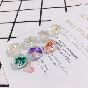 DIY transparente Harzanhänger mit eingebetteten Trockenblumen in facettierter Quadratform