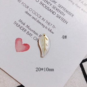 Makro-Detail des blattförmigen Muschelanhängers mit goldener Äderung für DIY-Schmuck
