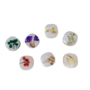 Set mit 7 Harzanhängern mit echten getrockneten Blumen für DIY-Schmuckherstellung