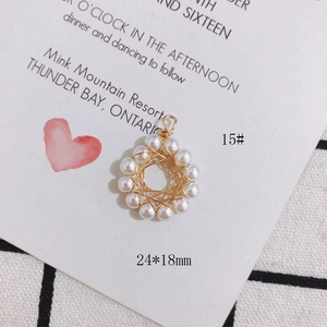 Detail eines 24x18mm Golddraht Blumenkranz Anhängers mit Perlen für DIY Schmuckherstellung