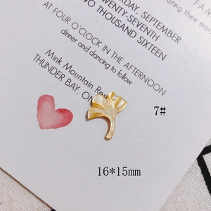 Makroansicht eines 16x15mm gelben Muschel-Ginkgoblatt-Anhängers für DIY-Schmuck