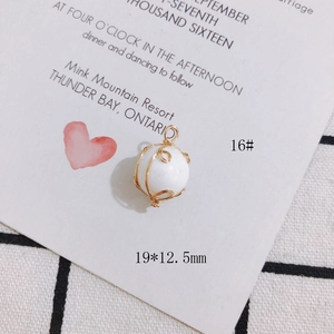Detail eines 19x12,5mm handgefertigten Anhängers aus weißem Stein mit goldener Drahtwicklung