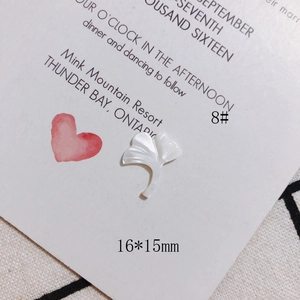 Makroaufnahme einer 16x15mm Ginkgoblatt-Perle aus Naturmuschel für DIY-Schmuck