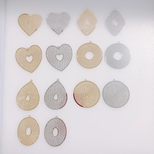 Detailansicht von hohlen geometrischen DIY-Ohrringanhängern in Gold und Silber plattiert