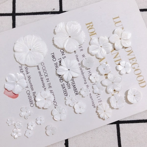 Pendentifs en Forme de Fleur Sculptée en Coquillage Blanc pour Bijoux DIY Nacre Fleur à Cinq Pétales pour Boucles d'Oreilles