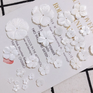 Fleurs en nacre blanche gravées avec éclat perlé pour la création de bijoux DIY