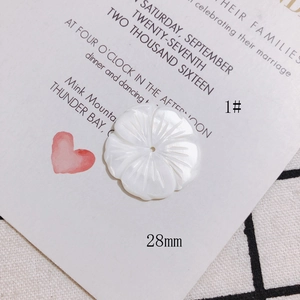 Vue macro d'une fleur de nacre sculptée de 28mm avec cinq pétales pour bijoux DIY