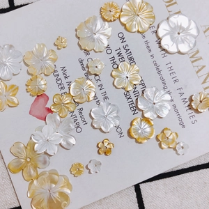 Perle a fiore in conchiglia iridescente bianca e oro per gioielli e capelli fai-da-te