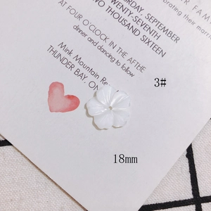 Détail macro d'une fleur à cinq pétales en nacre de 18 mm pour la création de bijoux