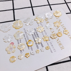Dettaglio di fiori in madreperla naturale a cinque petali per gioielli DIY e accessori