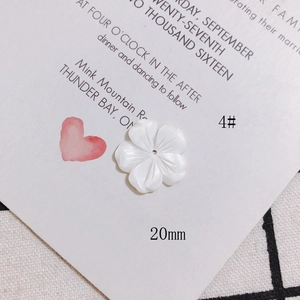 Détail d'une fleur de nacre blanche gravée de 20 mm pour bijoux et accessoires DIY