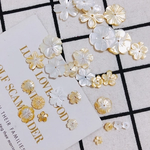 Dettaglio di fiori in conchiglia iridescente per gioielli fai-da-te e accessori per capelli