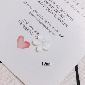Vue macro de perle fleur à cinq pétales en coquillage blanc 12mm pour bijoux DIY