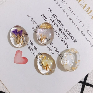 Transparente ovale Acryl-Anhänger mit Blattgold und violetten Trockenblumen für DIY-Schmuck