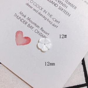Gros plan d'une fleur en nacre sculptée de 12mm avec une finition perlée étincelante