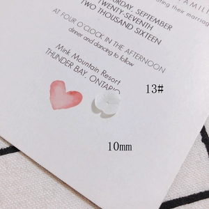 Vue macro d'une fleur de nacre sculptée de 10mm pour accessoire bijoux DIY avec éclat nacré