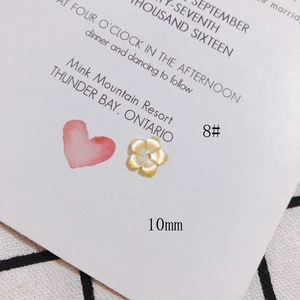 Dettaglio di un fiore a cinque petali in madreperla da 10 mm per creazione gioielli DIY