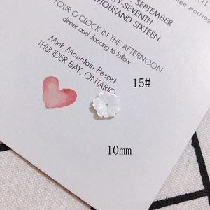 Macro d'une perle fleur en nacre blanche de 10mm pour la création de bijoux DIY